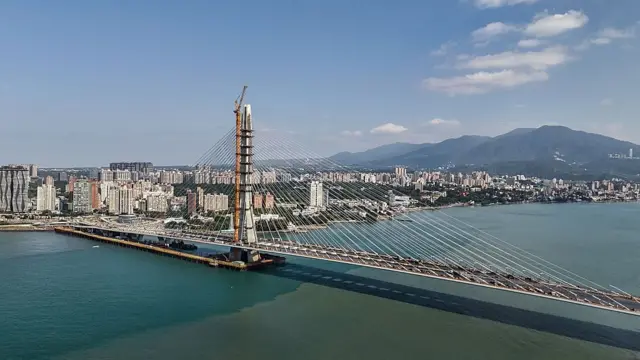 位于台湾新北市淡水河口的淡江大桥。
