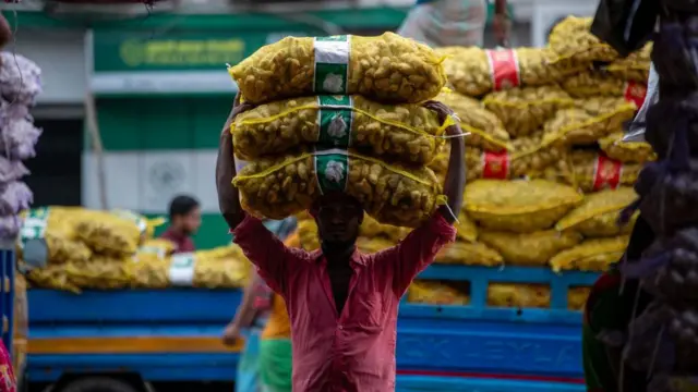 ঢাকার কারওয়ান বাজারে ট্রাক থেকে পণ্য খালাস করার জন্যও চাঁদার টাকা দিতে হয়