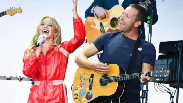 Kajli je utvrdila svoj status internacionalne zvezde prošlogodišnjim nastupom na festivalu Glastonberi, na kom joj se kao gost pridružio Kris Martin iz sastava Coldplay