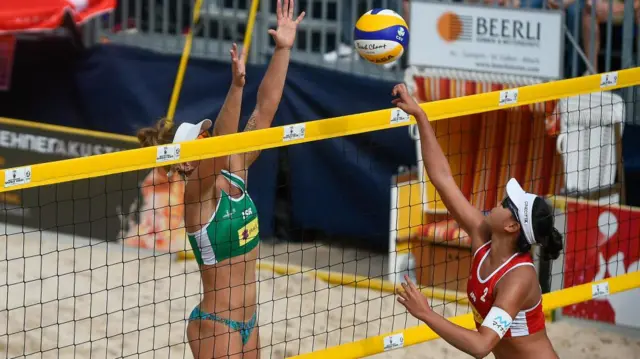 Pemain voli Israel (kiri) dalam World Beach Game