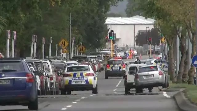 Saldırı sonrasında Christchurch'de cami önündeki polis önlemleri