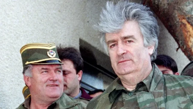 Ratko Mladić i radovan Karadžić u vojnim uniformama