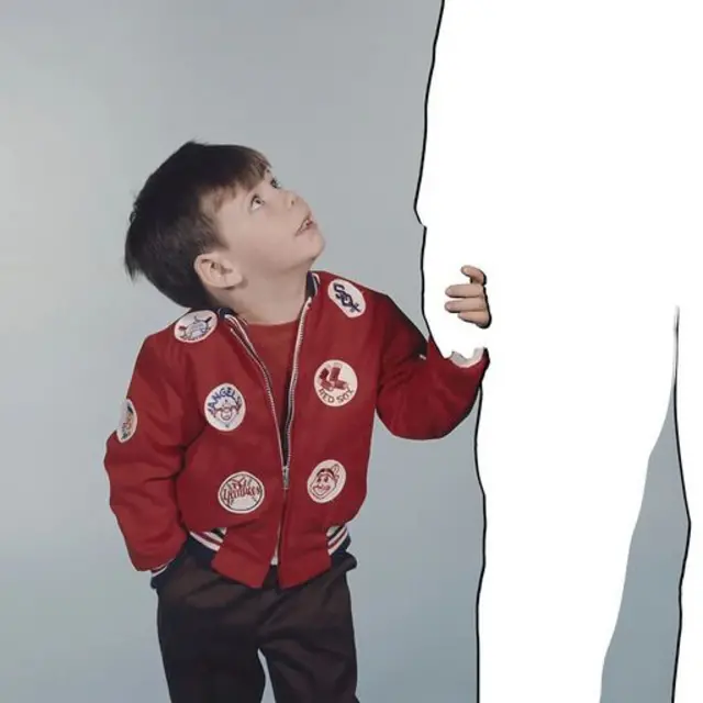 Dete drži za ruku ilustraciju čoveka