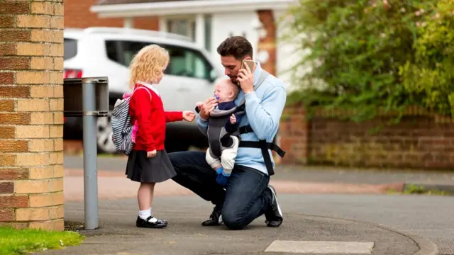 Un padre con sus hijos