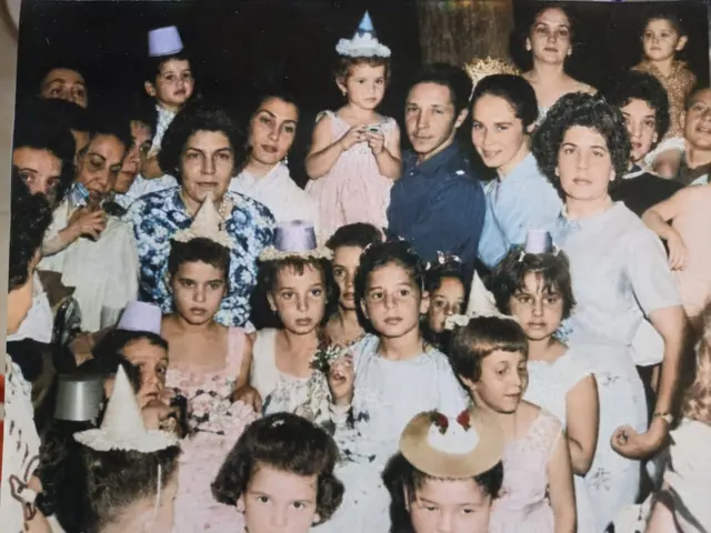 Alina, de niña, junto a su tío Raúl Castro en la parte central superior de la imagen.