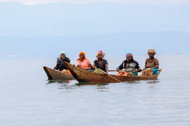 Abagore batwaye ubwato mu kiyaga cya Kivu mu Rwanda
