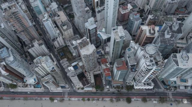 A casa cercada por edifícios