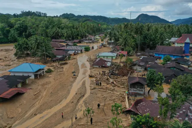 Foto udara suasana perkampungan di Kelurahan Hutanabolon yang luluh lantak akibat banjir bandang di Tukka, Kabupaten Tapanuli Tengah, Sumatera Utara, Minggu (7/12/2025). 
