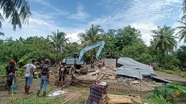 Ekskavator dikerahkan untuk menghancurkan rumah-rumah warga.