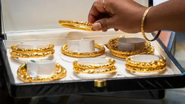 पिवळं सोनं, गुलाबी सोनं काय असतं? सोन्याची शुद्धता आणि किंमत कशी ठरवली जाते?