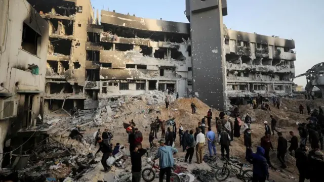 Falasdinawa na duba yadda aka lalata asibitin Al Shifa Hospital