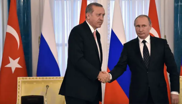 Erdoğan ve Putin el sıkışıyor. 