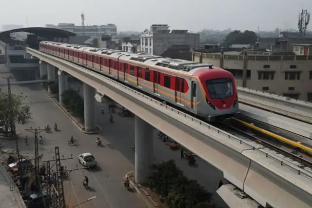 चीन ने पाकिस्तान के लाहौर में एक मेट्रो रेल का निर्माण किया है.