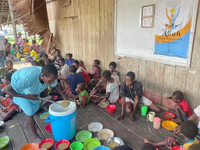 Keuskupan Agats, Stasi Santo Petrus dan Paulus, Kampung As dan Atat, Distrik Pulau Tiga, Asmat, Papua Selatan, pembagian makanan gratis