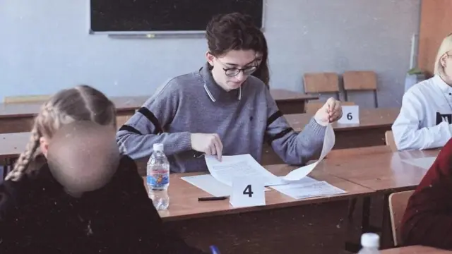 À l'école Maykop n° 17, officiellement appelée « école secondaire de développement social et de réussite », Kevin faisait partie des élèves les plus doués. Aucun de ses camarades de classe ne lui a écrit après son arrestation. 