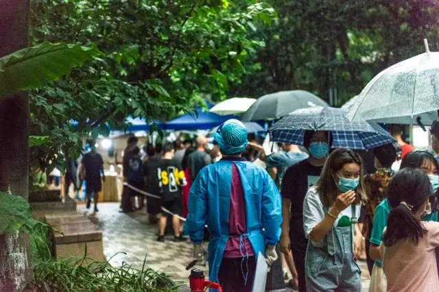 တရုတ်ရဲ့ ဇီးရိုးကိုဗစ်ပေါ်လစီအပေါ် ဝေဖန်မှုအများအပြားရှိ