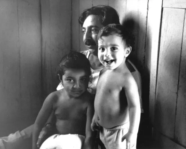 Chico Mendes e seus dois filhos, em foto de julho de 1988.