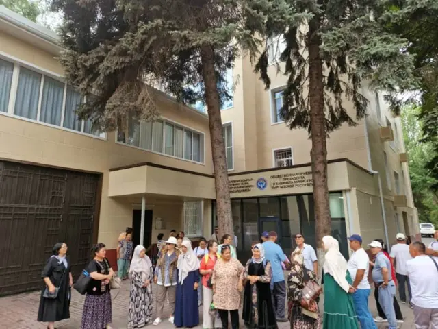 Кара-Суу базарынын соодагерлери өкмөт үйүнүн алдында