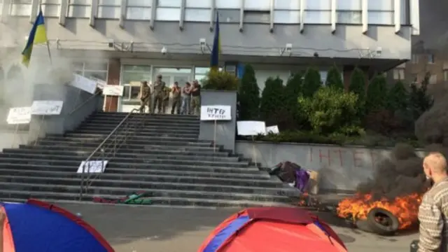 Горящие шины у входа в "Интер"