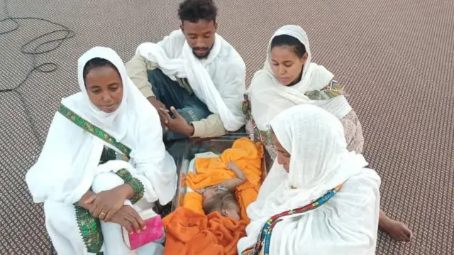 ሰብ ሞያ ሕክምና ሆስፒታል ኣኽሱም ንመናቱ ህፃናት ውህብቶን ህያብን ናብ ቤተክርስትያን ወሲዶም ኣጠሚቖመን 