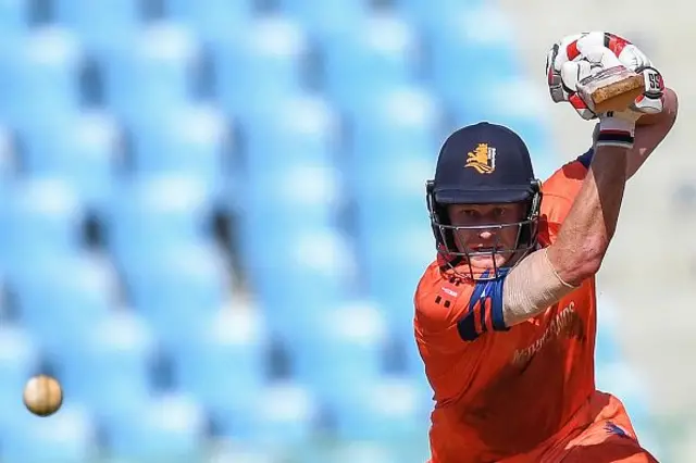 නෙදර්ලන්ත කණ්ඩායමේ පන්දු වාර 21 යි පන්දු 2ක් අවසන් වන විට කඩුලු 6ක් දැවී ලකුණු 91ක් ලෙස ලකුණු පුවරුව සටහන්ව තිබුණි.