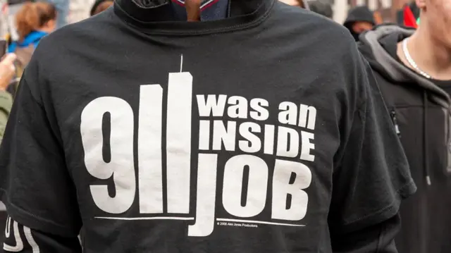 Мајица са порукама које шире теорије завере везане за напад на Светски трговински центар у Њујорку 11. септембра 2001.