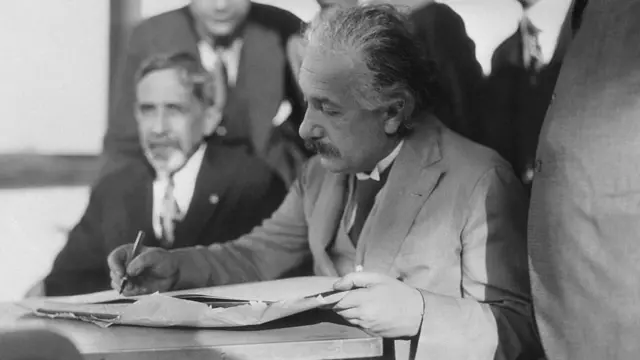 ஐன்ஸ்டீன், அணுகுண்டு