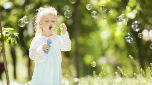 فتاة تلعب في حديقة