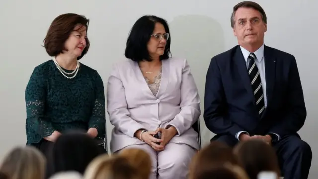 Damares (centro) com a procuradora-geral Raquel Dodge e o presidente Jair Bolsonaro,betsbola apostas onlineevento no Planaltobetsbola apostas onlinemarço