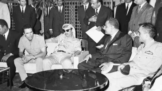 चश्मा लगाए यासिर अराफ़ात, बाईं तरफ कर्नल गद्दाफी और दाईं तरफ जमाल अब्दुल नासिर