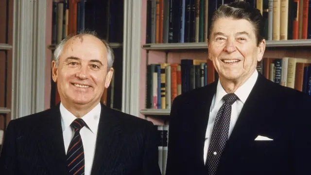 Gorbachev y Ronald Reagan