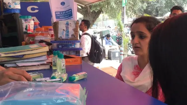 कोरोना: मास्क और सेनेटाइज़र अचानक कहां चले गए?