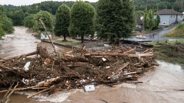 जर्मनी आणि बेल्जियममध्ये पुरामुळे हाहाःकार