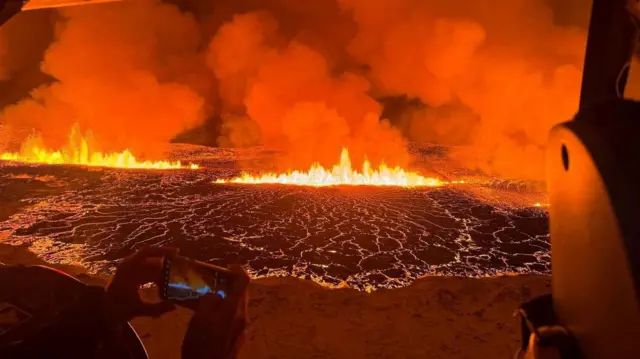 Pessoas tiram fotoquanto tempo demora um saque da novibetlava num helicóptero 