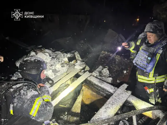 Рятувальники дістають людей з-під завалів