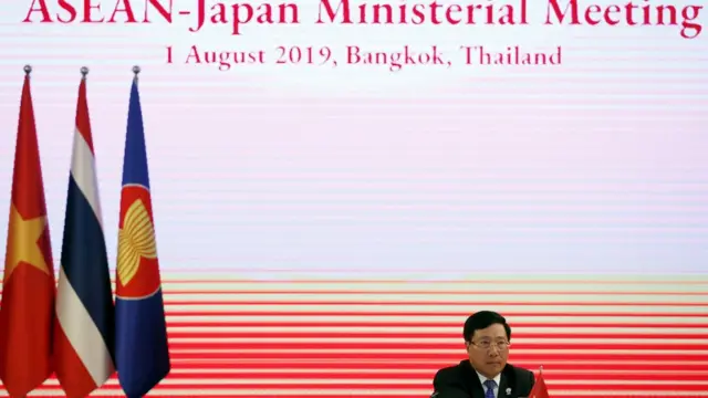 Ngoại trưởng Việt Nam Phạm Bình Minh trong cuộc họp giữa ASEAN-Nhật Bản khuôn khổ Hội nghị Ngoại trưởng ASEAN lần thứ 52 ở Bangkok, Thái Lan.