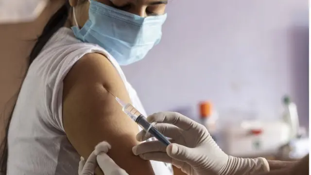 ખાનગી હૉસ્પિટલોને દર મહિને વૅક્સિન ઉત્પાદનના 25 ટકા ખરીદવાનો અધિકાર અપાયો છે