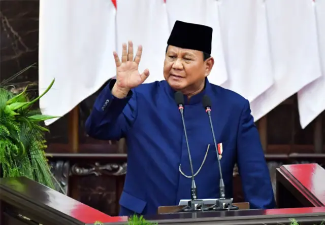 Presiden Prabowo Subianto meminta jajarannya memangkas dana perjalanan dinas dan kegiatan seremonial.