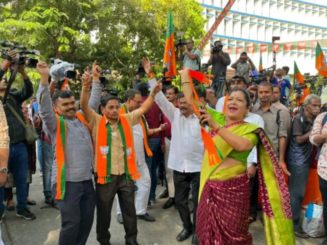 மகாராஷ்டிரா சட்டமன்றத் தேர்தலில் பாஜக முன்னிலையில் உள்ளதால், மும்பை பாஜக அலுவலகத்தின் முன்பு கொண்டாட்டத்தில் ஈடுபட்டுள்ள தொண்டர்கள்