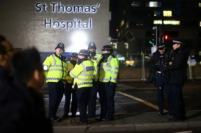 Varios policías municipales o "bobbies" frente al Hospital San Thomas', en Londres.