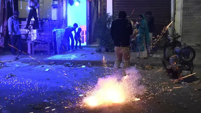 દિવાળીના તહેવારે ઘરની બહાર ફટાકડા ફોડતો પરિવાર