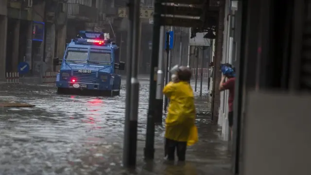 台风山竹吹袭期间一辆澳门治安警察装甲车在内港地区涉水而行(16/9/2018)