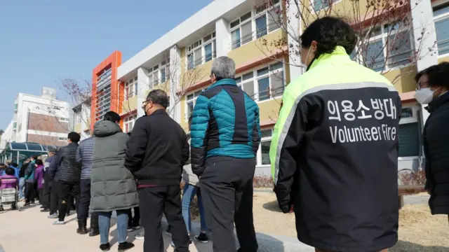 경북 울진군 북면 제1투표소에서 의용소방대원을 비롯한 울진군민들이 투표 차례를 기다리고 있다