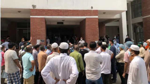 ঢাকার শেখ রাসেল গ্যাস্ট্রোলিভার হাসপাতালে করোনাভাইরাসের টিকার দ্বিতীয় ডোজ নেয়ার ভিড়