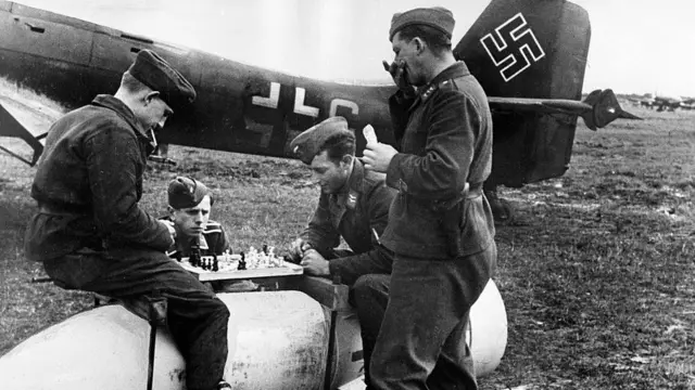 Німецькі солдати грают у шахи на бомбі, 1941 рік