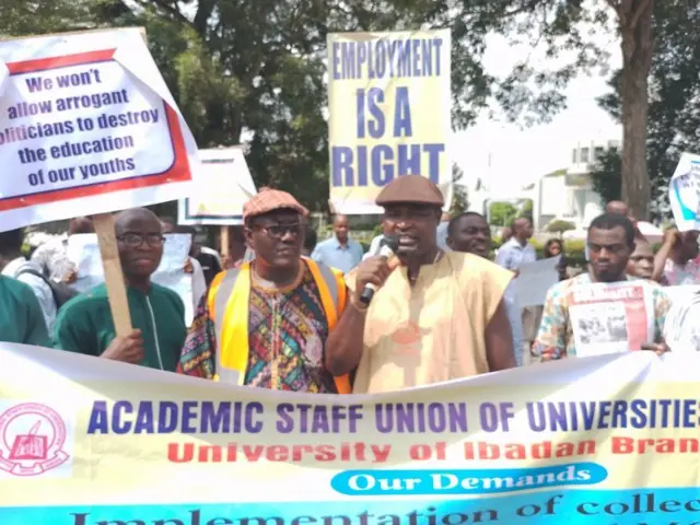 Aworan awọn olukọ fasiti Ibadan lasiko iwọde ifẹhonuhan kan 