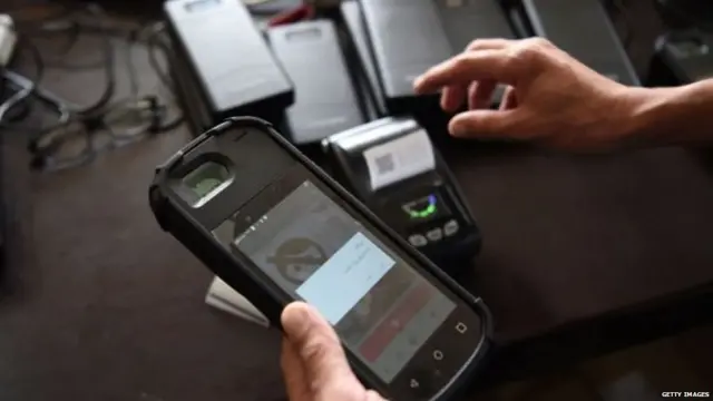 ਚੋਣਾਂ ਵਿੱਚ ਪਹਿਲੀ ਵਾਰ ਵੋਟਰਾਂ ਦੀ ਪਹਿਚਾਣ ਸਥਾਪਿਤ ਕਰਨ ਲਈ ਬਾਇਓਮੀਟਰਿਕ ਤਕਨੀਕ ਦੀ ਵਰਤੋਂ ਕੀਤੀ ਜਾ ਰਹੀ ਹੈ।