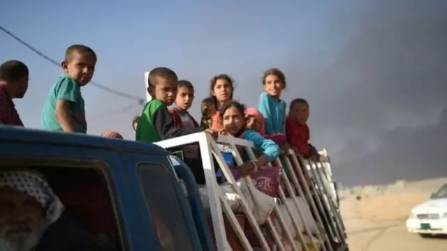 हजारो इराकी मोसूल छोड़ रहे हैं.