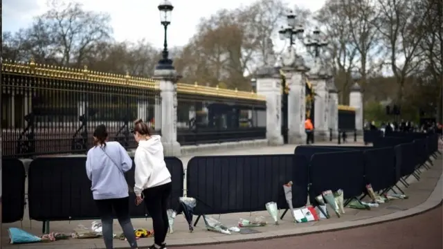 Homenagens a Philip na entrada do Palácio de Buckingham