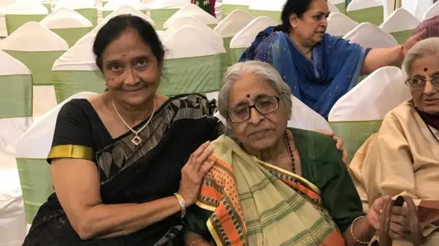 ધીરુબહેન સાથે વર્ષા અડાલજા